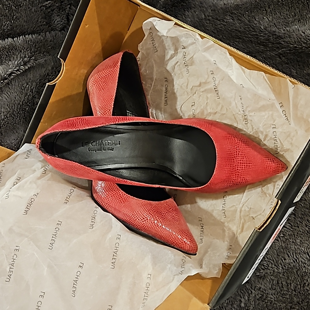 NWT High-heeled red shoes